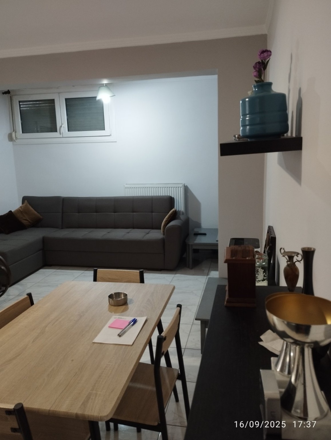 KOM-ST-001 living room
