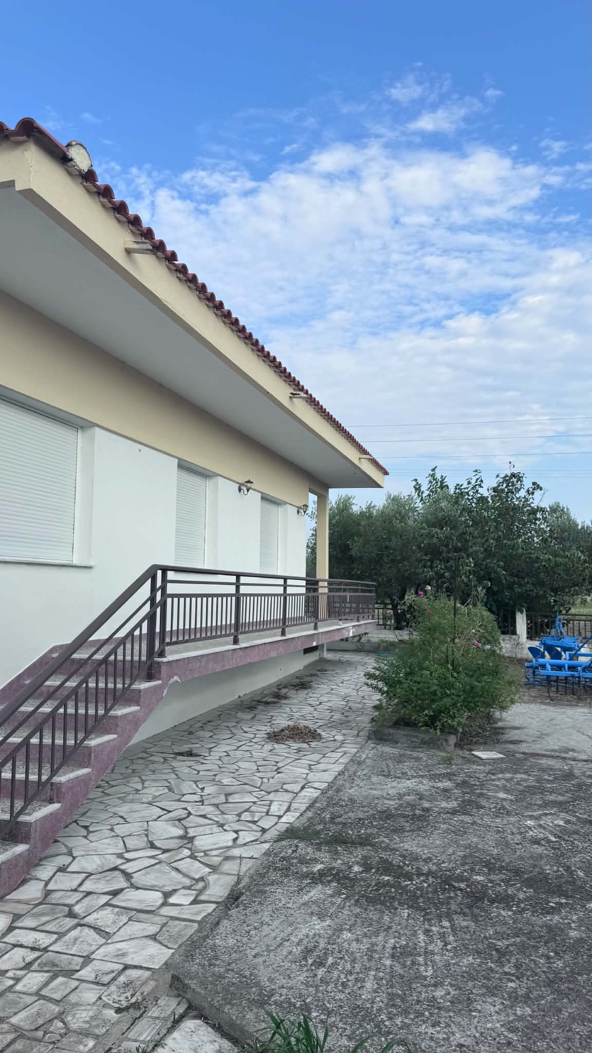 POR-001 entrance and paved path